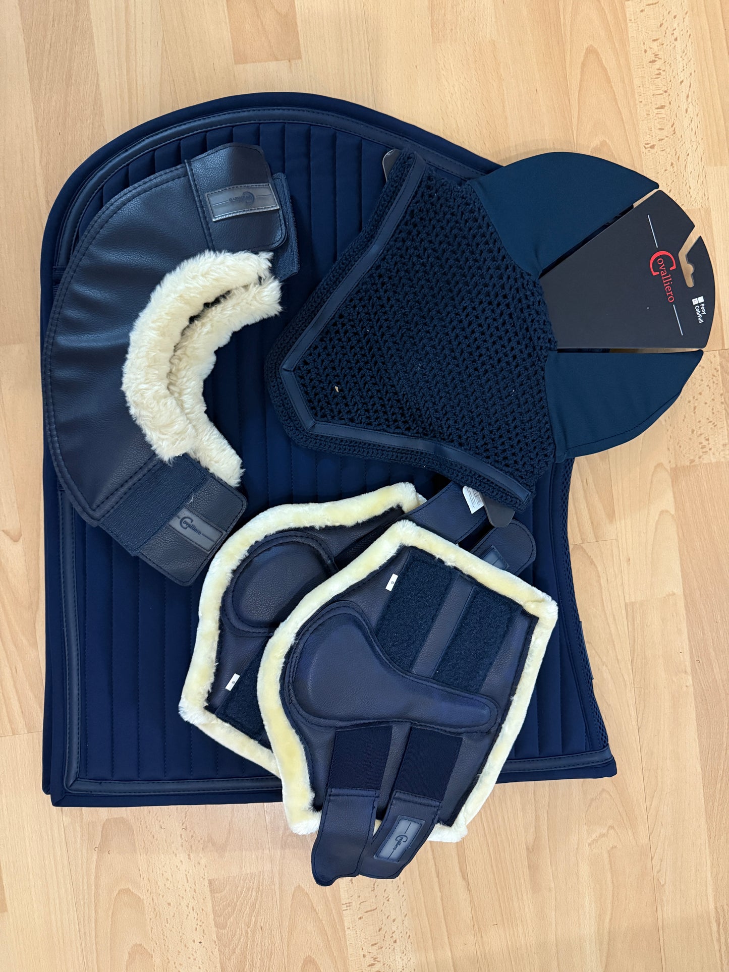 Zestaw nr 9 - czaprak, nauszniki, ochraniacze, kaloszki 24h