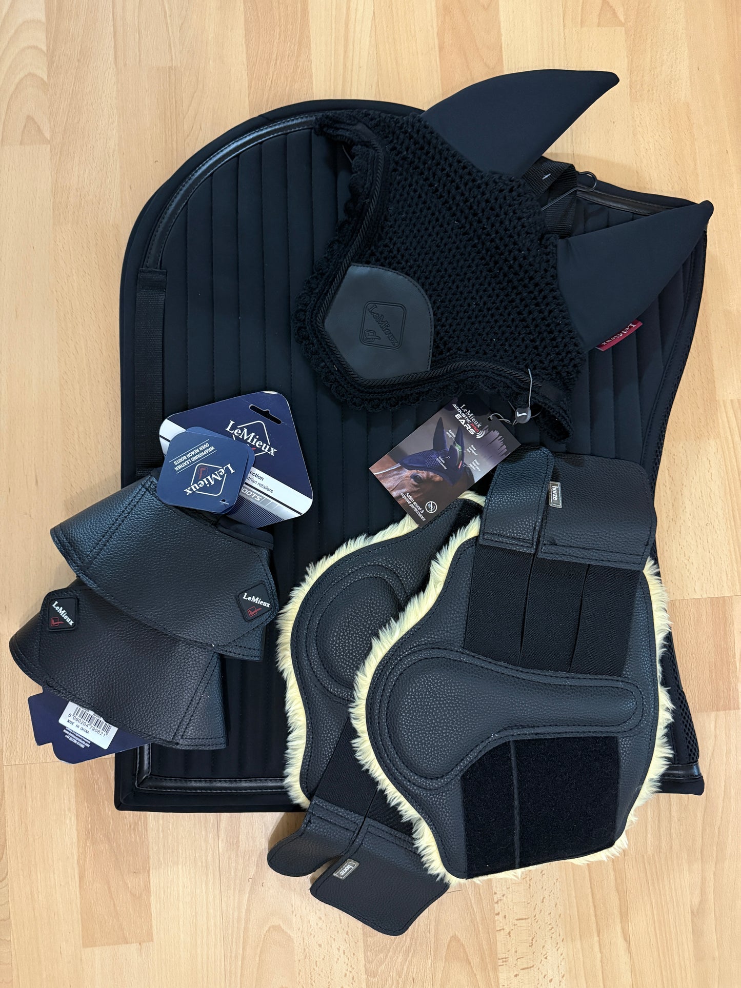 Zestaw nr 6 - czaprak, nauszniki, ochraniacze, kaloszki 24h