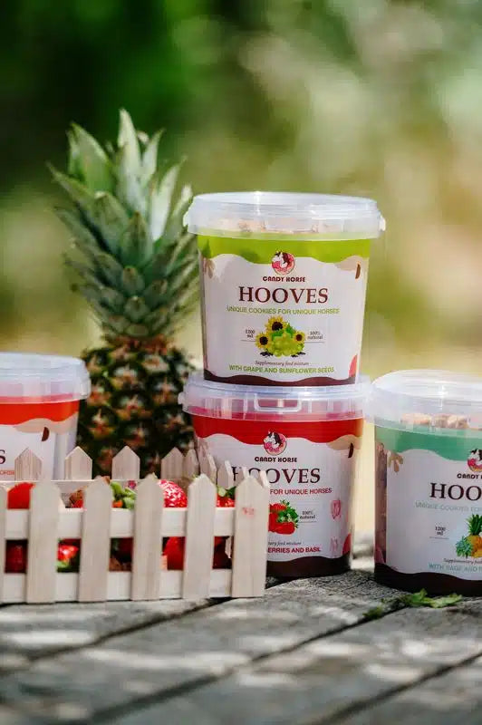 Candy Horse ciastka dla koni "kopytka" - truskawka, papaja 1,2l 24h