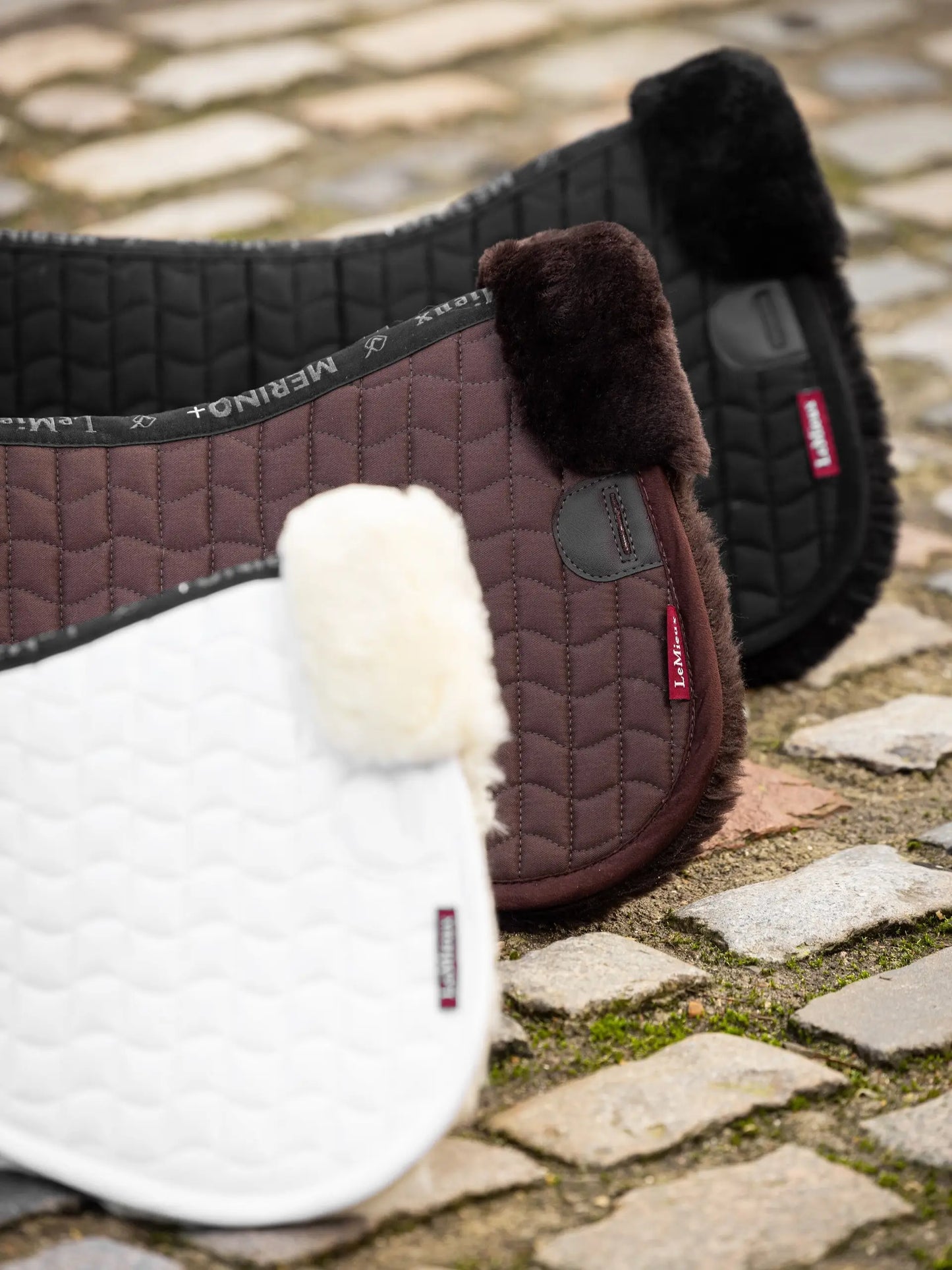 LeMieux podkładka z naturalnym futrem "Merino+", czarny/czarny