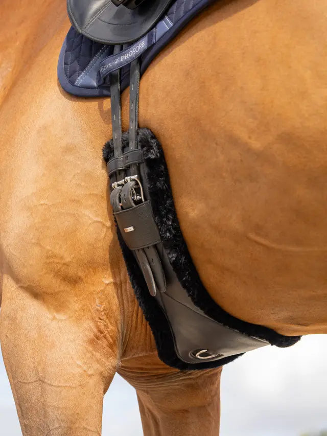 LeMieux krótki popręg z futrem Arika Simuwool Contoured Dressage, czarny
