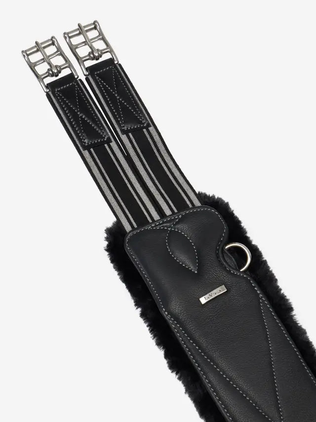 LeMieux długi popręg z fartuchem i futrem Arika Simuwool Contoured, czarny