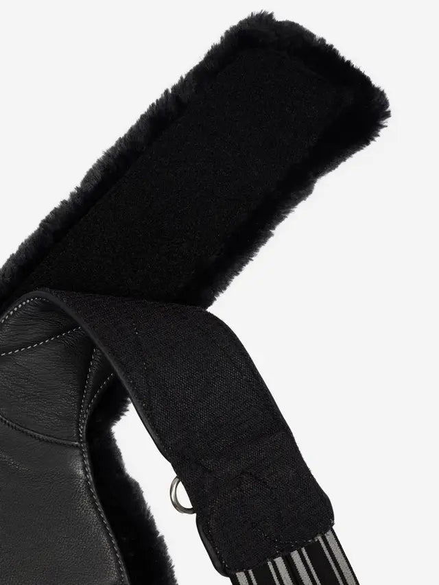 LeMieux długi popręg z fartuchem i futrem Arika Simuwool Contoured, czarny