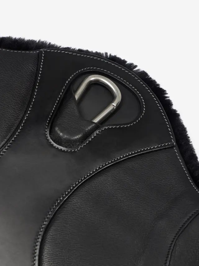 LeMieux długi popręg z fartuchem i futrem Arika Simuwool Contoured, czarny