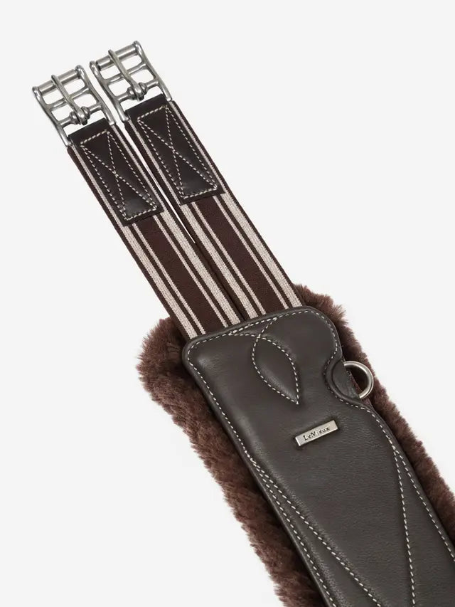 LeMieux długi popręg z fartuchem i futrem Arika Simuwool Contoured, brązowy