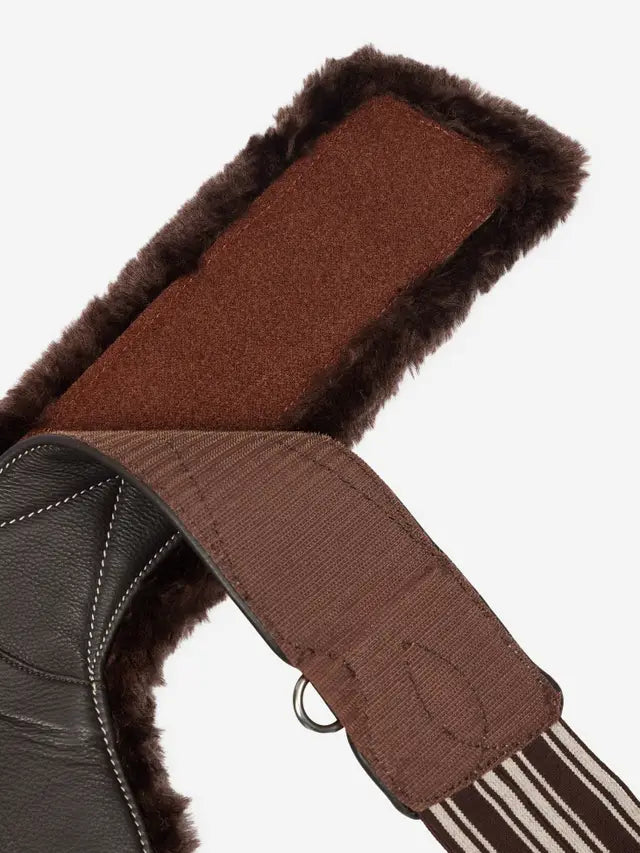 LeMieux długi popręg z fartuchem i futrem Arika Simuwool Contoured, brązowy
