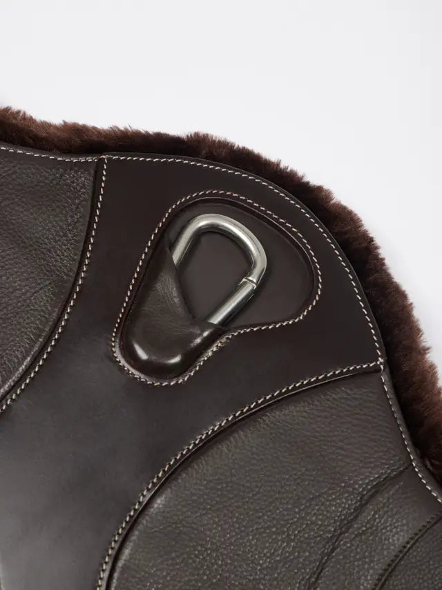 LeMieux długi popręg z fartuchem i futrem Arika Simuwool Contoured, brązowy