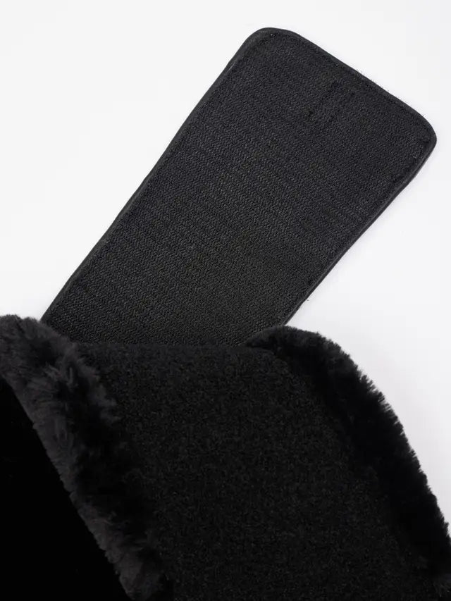 LeMieux krótki popręg z fartuchem i futrem Arika Simuwool Contoured, czarny