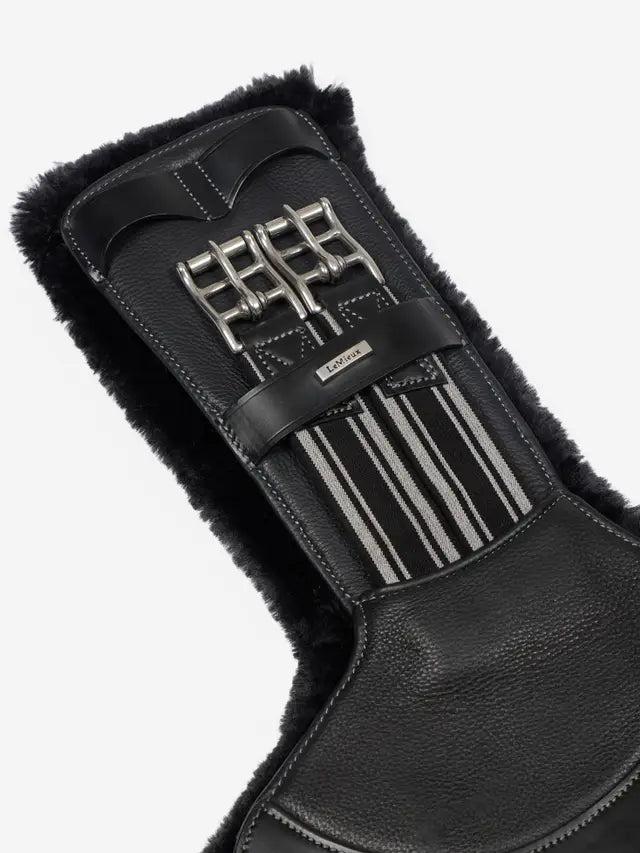 LeMieux krótki popręg z fartuchem i futrem Arika Simuwool Contoured, czarny
