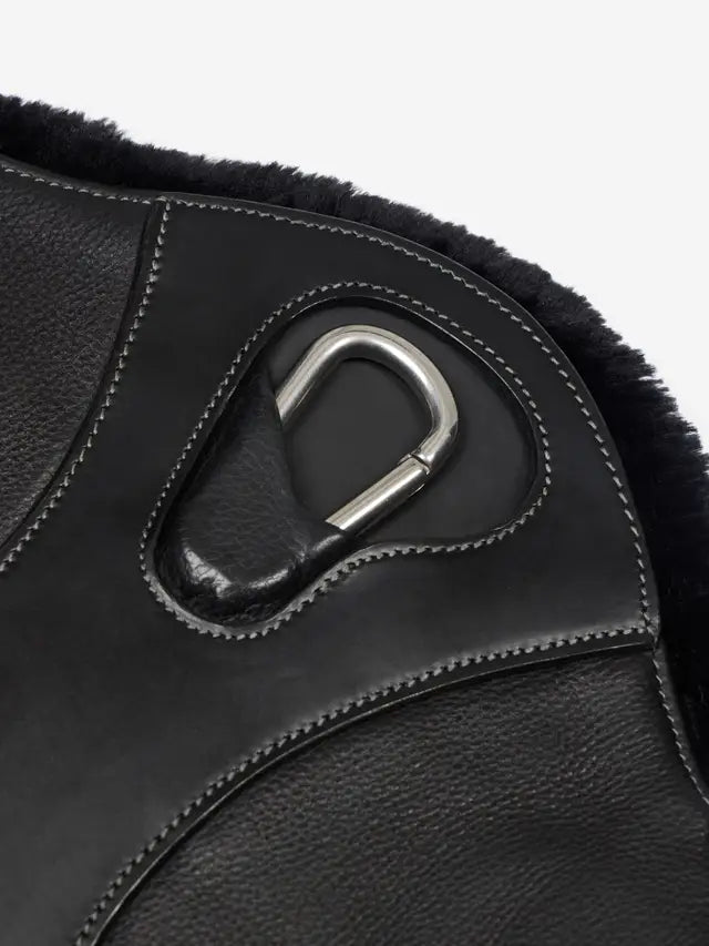 LeMieux krótki popręg z fartuchem i futrem Arika Simuwool Contoured, czarny