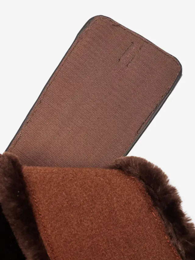 LeMieux krótki popręg z fartuchem i futrem Arika Simuwool Contoured, brązowy