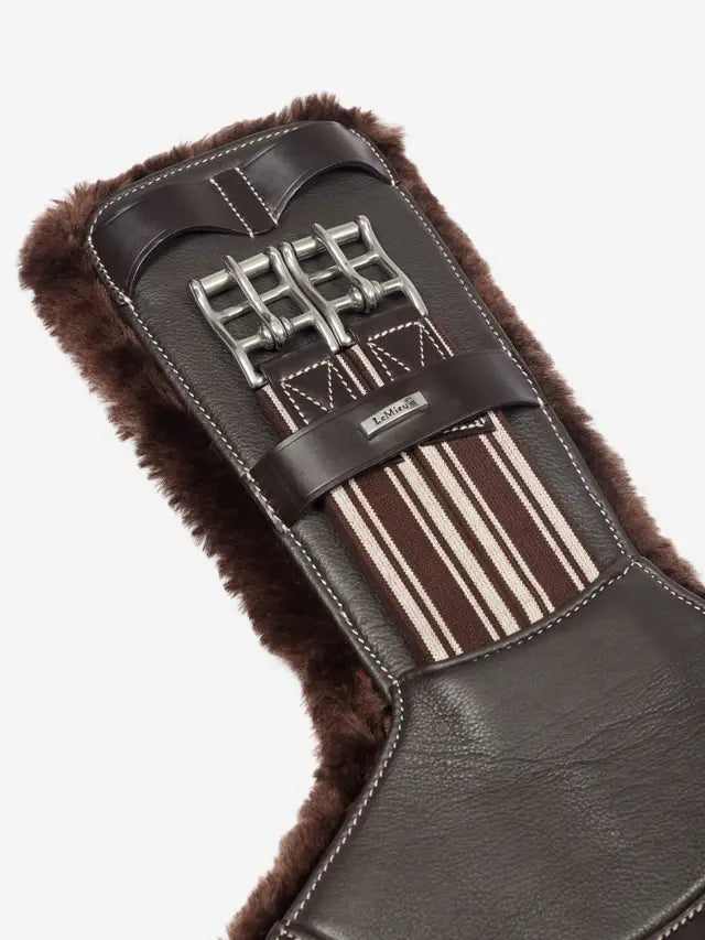 LeMieux krótki popręg z fartuchem i futrem Arika Simuwool Contoured, brązowy