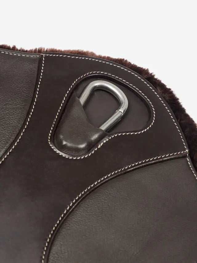 LeMieux krótki popręg z fartuchem i futrem Arika Simuwool Contoured, brązowy